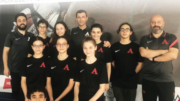 Anabilim'e Yüzme Şampiyonası'nda 12 madalya