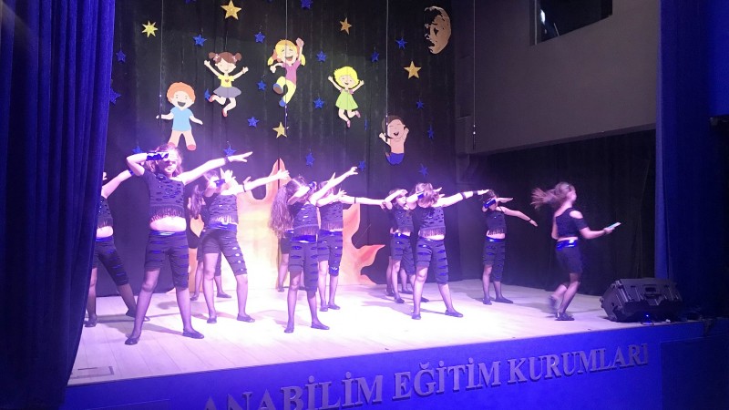 Gülüşün Güneş, Bakışın Umuttur Çocuk